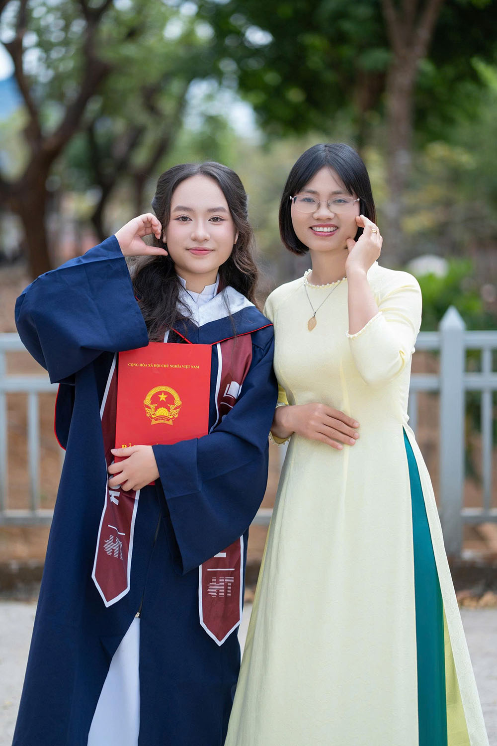 C&ocirc; gi&aacute;o Nguyễn Thị Phượng chụp ảnh lưu niệm c&ugrave;ng em Nguyễn H&agrave; Phương, học sinh lớp 12 chuy&ecirc;n Anh, Trường THPT Chuy&ecirc;n Nguyễn Ch&iacute; Thanh &ndash; nữ sinh vừa gi&agrave;nh học bổng to&agrave;n phần tại Haverford College, Hoa Kỳ.