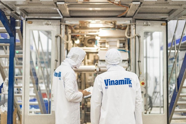 C&ocirc;ng nghệ k&eacute;p h&uacute;t ch&acirc;n kh&ocirc;ng được Vinamilk ứng dụng cho d&ograve;ng sữa tươi Green Farm. Ảnh: Vi Nam