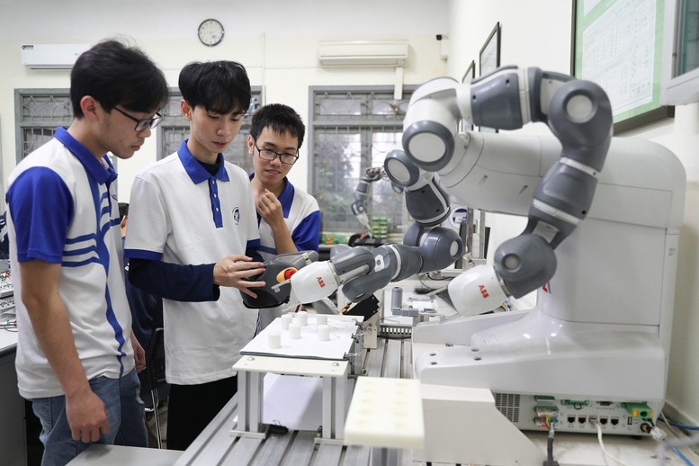 Sinh vi&ecirc;n Đại học Quốc gia H&agrave; Nội trong ph&ograve;ng nghi&ecirc;n cứu