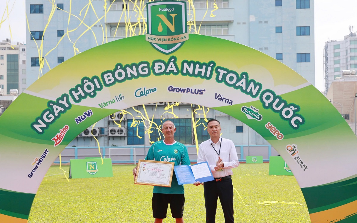 HLV Guillaume Graechen được vinh danh tại Ngày hội bóng đá Nhí Nutifood 2026