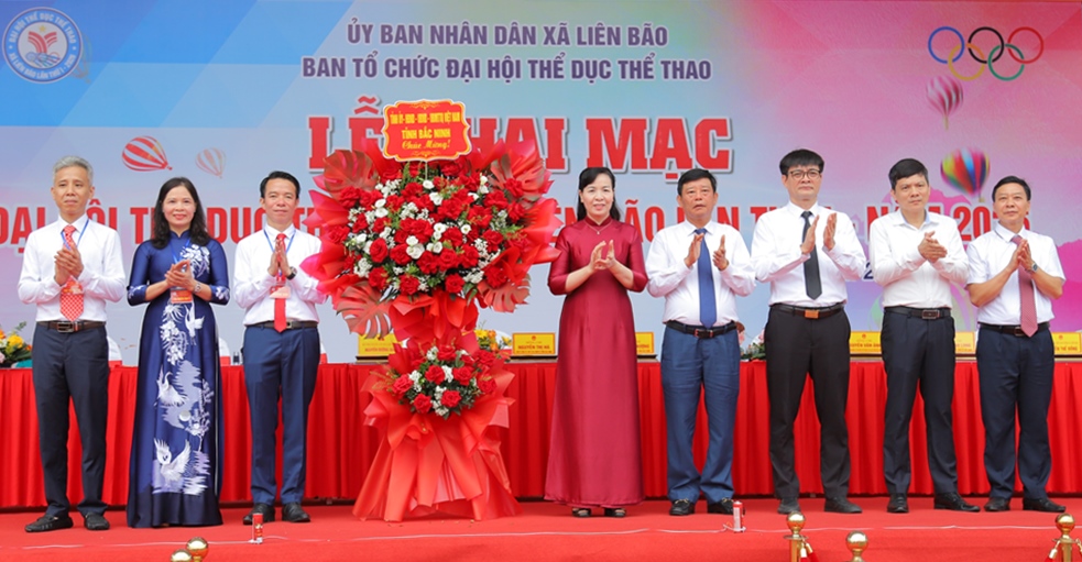 C&aacute;c đồng ch&iacute; l&atilde;nh đạo tỉnh, ng&agrave;nh tặng hoa ch&uacute;c mừng Đại hội.