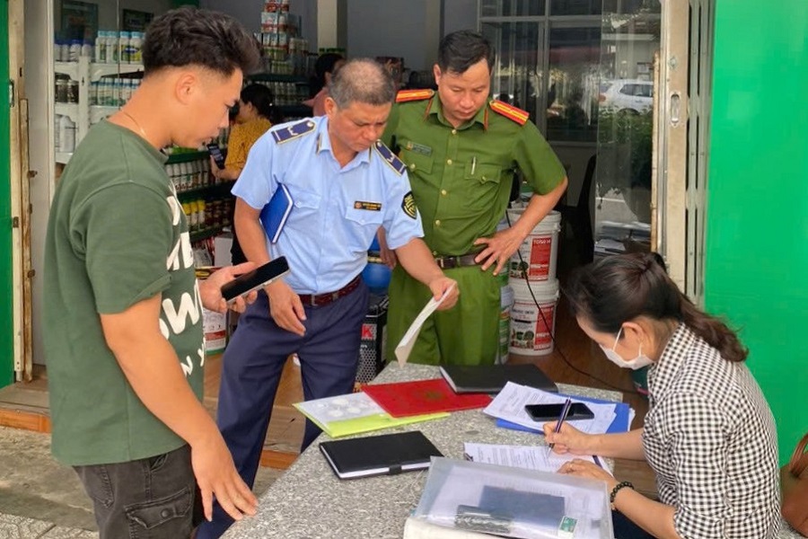 Đo&agrave;n li&ecirc;n ng&agrave;nh kiểm tra cơ sở sản xuất, kinh doanh vật tư n&ocirc;ng nghiệp, thuốc th&uacute; y, thức ăn chăn nu&ocirc;i