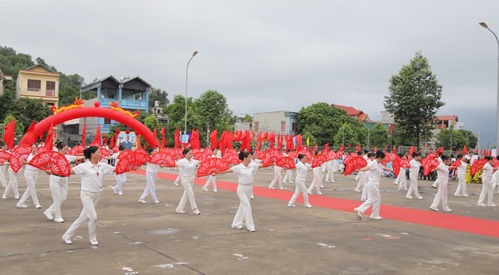 M&agrave;n đồng diễn thể dục dưỡng sinh tại lễ khai mạc.