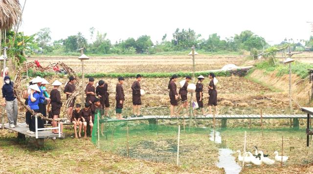 Trẻ em Hòa Xuân háo hức trước giờ tham gia trò chơi bắt vịt. Trẻ em Hòa Xuân háo hức trước giờ tham gia trò chơi bắt vịt.