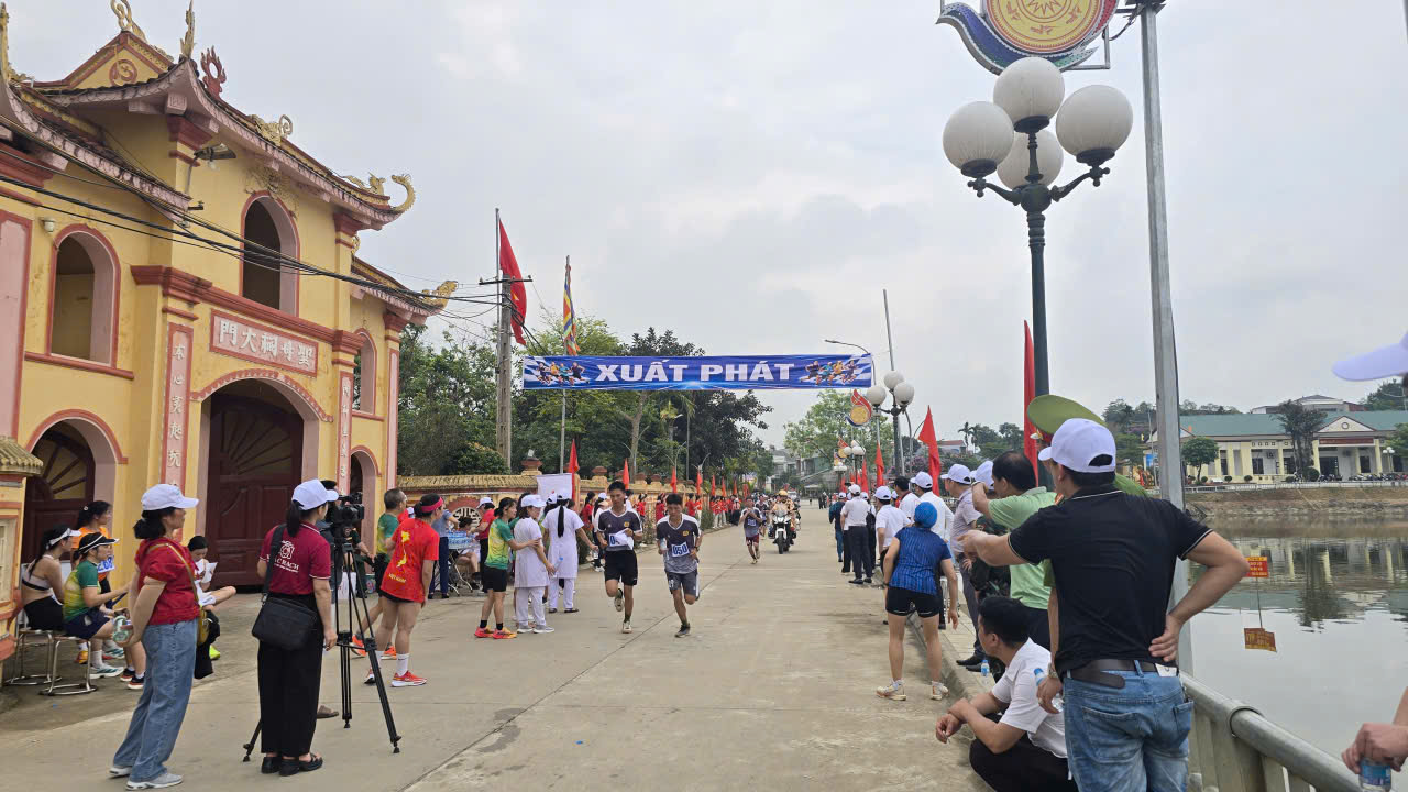 ​C&aacute;c vận động vi&ecirc;n tranh t&agrave;i s&ocirc;i nổi tr&ecirc;n cung đường thi đấu tại Giải Việt d&atilde; mở rộng phường Nam Cường năm 2026.