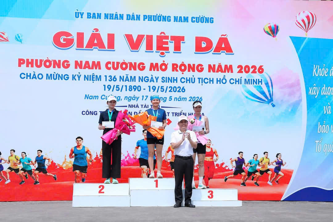 ​Ban Tổ chức trao giải cho c&aacute;c vận động vi&ecirc;n Nhất, Nh&igrave;, Ba nội dung nữ (cự ly 5 km) tại Giải Việt d&atilde; mở rộng phường Nam Cường năm 2026.