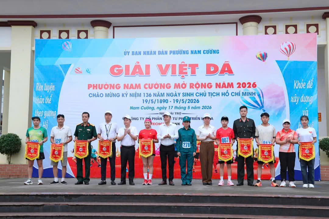 ​Đại diện Ban Tổ chức trao cờ lưu niệm cho c&aacute;c đo&agrave;n vận động vi&ecirc;n tham dự Giải Việt d&atilde; mở rộng phường Nam Cường năm 2026.