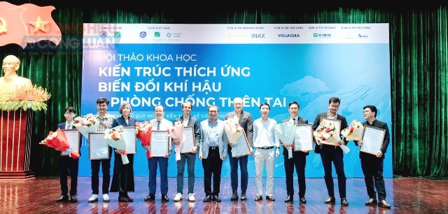 L&atilde;nh đạo Hội Kiến tr&uacute;c sư Việt Nam tặng hoa v&agrave; bằng chứng nhận cho c&aacute;c diễn giả tại hội thảo.