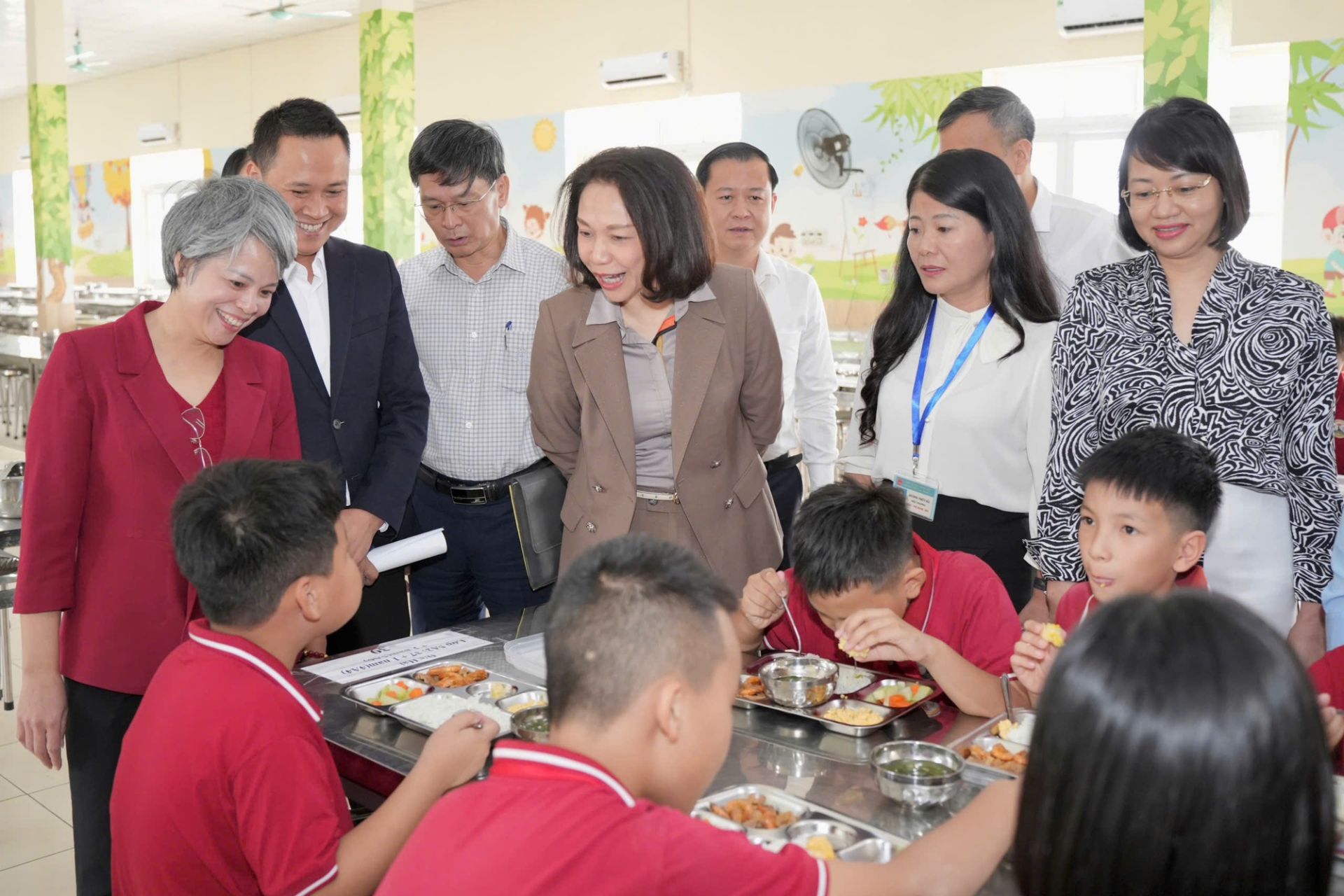 Ph&oacute; Chủ tịch UBND Th&agrave;nh phố H&agrave; Nội Vũ Thu H&agrave; kiểm tra đột xuất bếp ăn Trường Tiểu học Đ&ocirc;ng La (x&atilde; An Kh&aacute;nh).