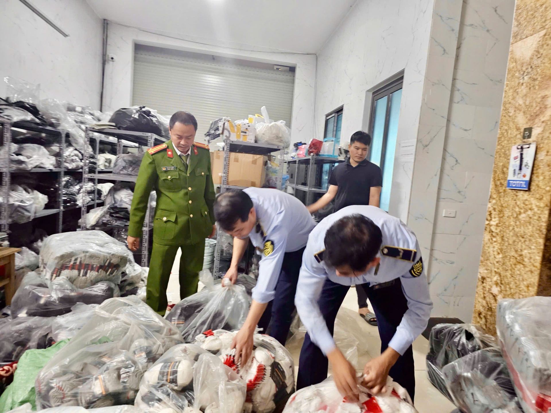 Hà Nội: Đội Quản lý thị trường số 24 tăng cường kiểm soát thực phẩm và hàng hóa vi phạm