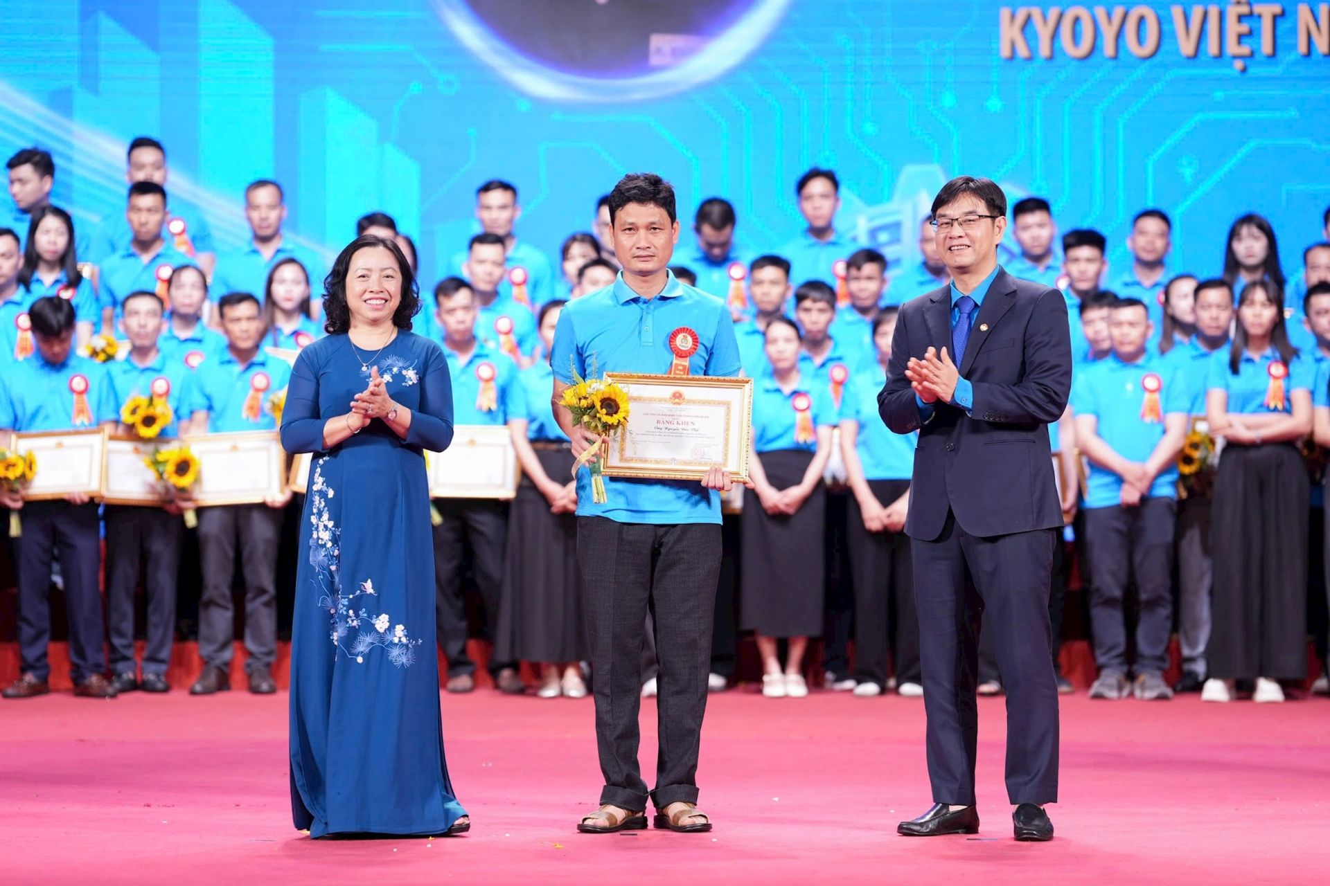 B&agrave; Th&aacute;i Thu Xương, Ph&oacute; Chủ tịch Thường trực Tổng Li&ecirc;n đo&agrave;n Lao động Việt Nam v&agrave; &ocirc;ng Nguyễn Văn Thắng, Chủ tịch Li&ecirc;n đo&agrave;n Lao động th&agrave;nh phố H&agrave; Nội tặng hoa, bằng khen cho c&ocirc;ng nh&acirc;n giỏi Thủ đ&ocirc; năm 2026