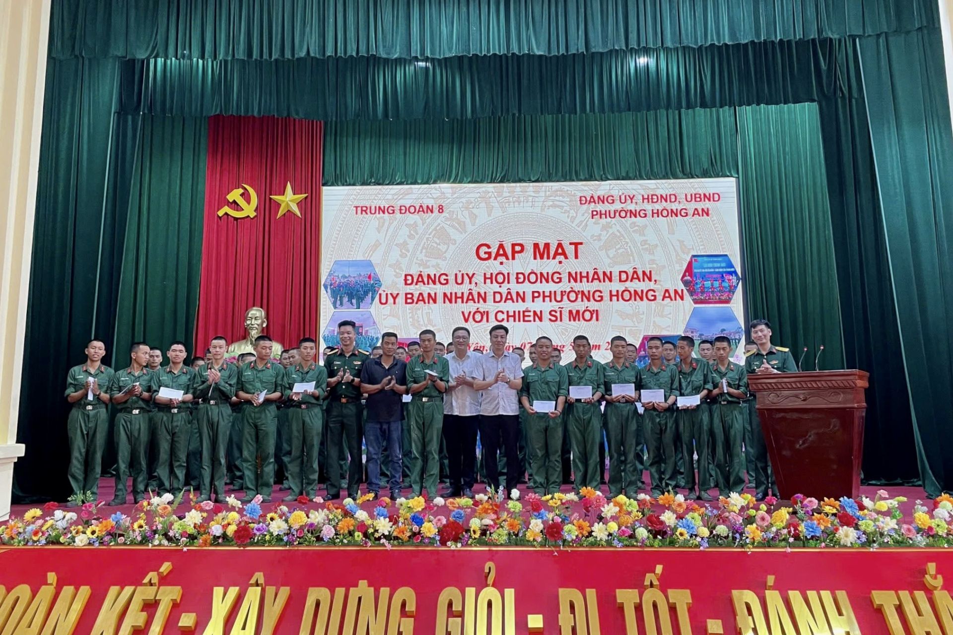 Đo&agrave;n đến thăm c&aacute;c chiến sĩ ở Trung đo&agrave;n 50, Trung đo&agrave;n 8 v&agrave; Trung đo&agrave;n 285.
