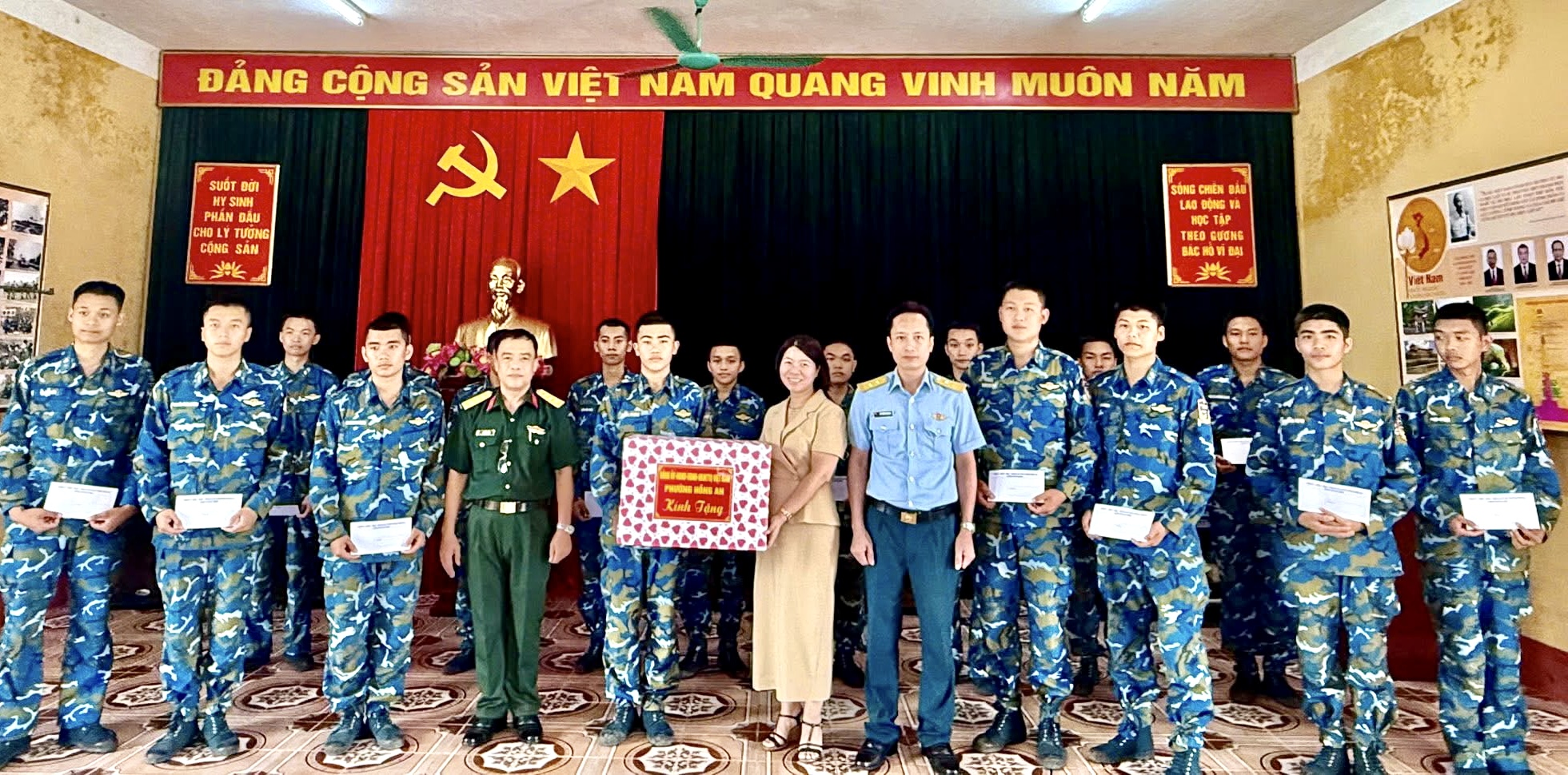 Hải Phòng: Phường Hồng An thăm, tặng quà chiến sỹ là công dân của phường nhập ngũ năm 2026
