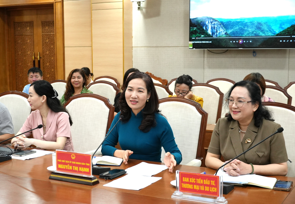 Ph&oacute; Chủ tịch UBND tỉnh Quảng Ninh Nguyễn Thị Hạnh trao đổi về tiềm năng, lợi thế du lịch của địa phương