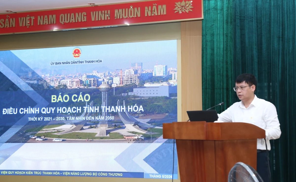 Đại diện Viện Quy hoạch - Kiến tr&uacute;c Thanh H&oacute;a b&aacute;o c&aacute;o nội dung điều chỉnh Quy hoạch tỉnh Thanh H&oacute;a thời kỳ 2021-2030, tầm nh&igrave;n đến năm 2045.