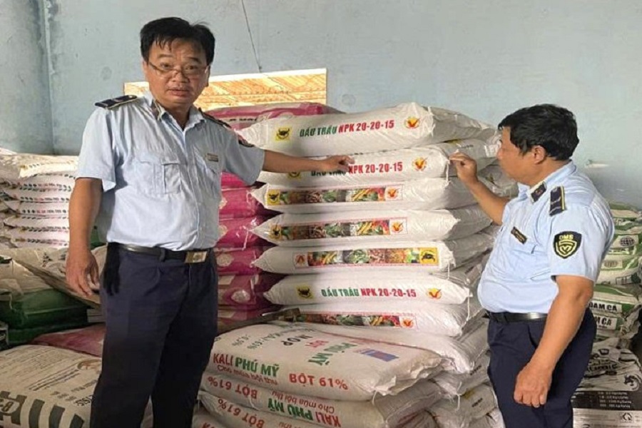 Lực lượng chức năng kiểm tra nguồn gốc c&aacute;c loại ph&acirc;n b&oacute;n tại cơ sở kinh doanh