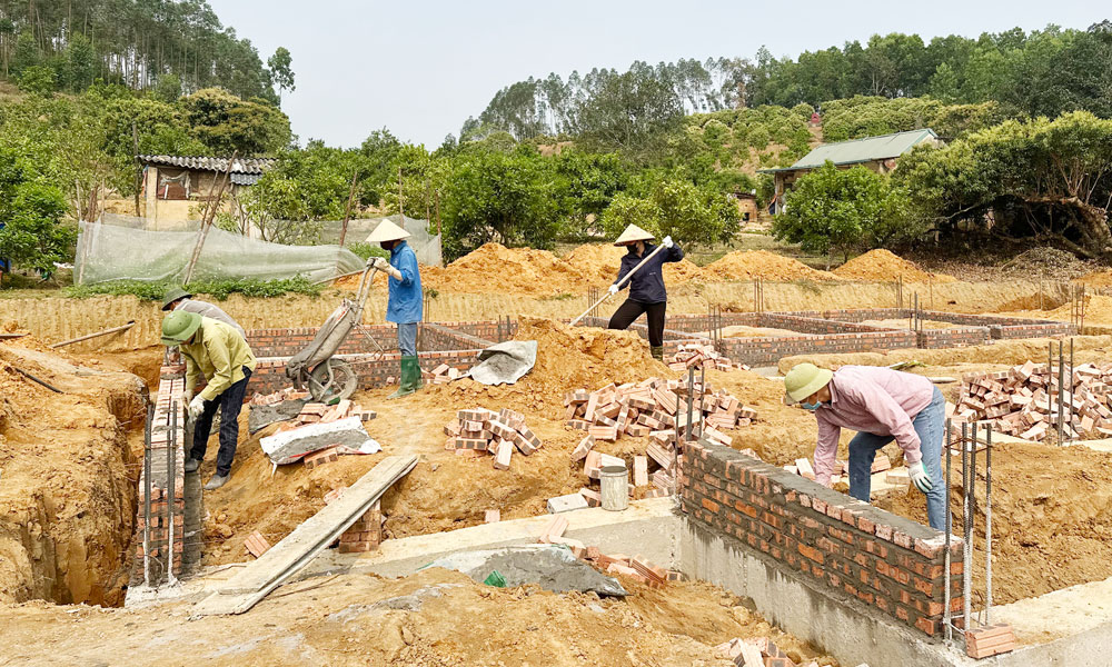 Người dân xã Lục Sơn hỗ trợ ngày công xây nhà đại đoàn kết cho một hộ nghèo trên địa bàn. Người dân xã Lục Sơn hỗ trợ ngày công xây nhà đại đoàn kết cho một hộ nghèo trên địa bàn.