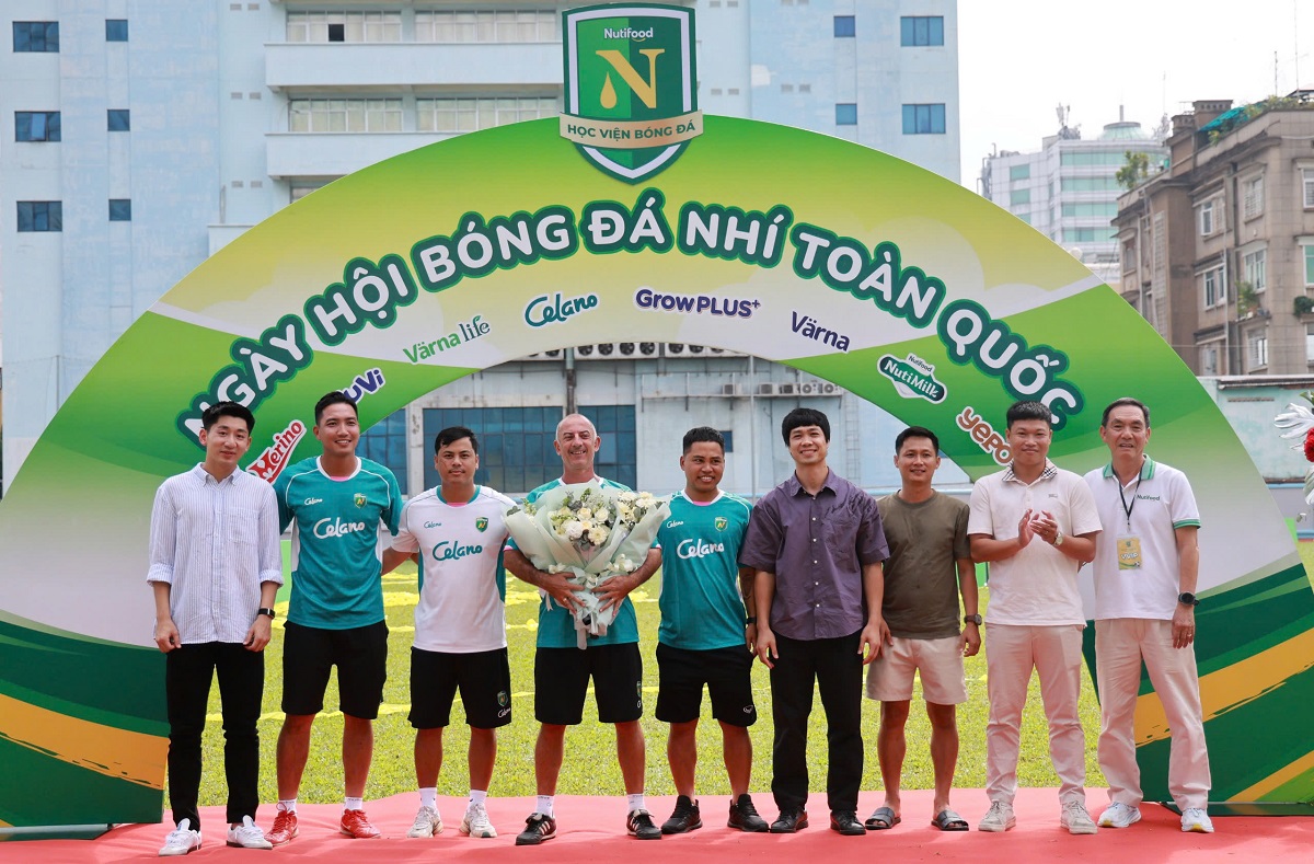 Nhật Minh, C&ocirc;ng Phượng v&agrave; nhiều cầu thủ trưởng th&agrave;nh qua sự d&igrave;u dắt, đ&agrave;o tạo của &ldquo;thầy Gi&ocirc;m&rdquo; đ&atilde; c&oacute; mặt để ch&uacute;c mừng, tạo n&ecirc;n một dịp hội ngộ &yacute; nghĩa.