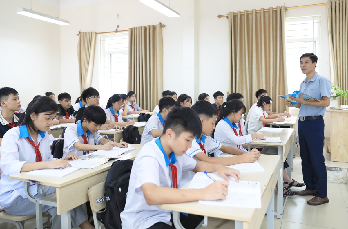 Giáo viên Trường Trung học cơ sở Tự Lập (xã Tiến Thắng) hướng dẫn học sinh lớp 9 ôn tập. Ảnh: Quang Thái Giáo viên Trường Trung học cơ sở Tự Lập (xã Tiến Thắng) hướng dẫn học sinh lớp 9 ôn tập. Ảnh: Quang Thái