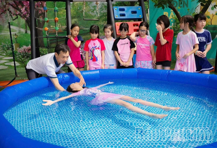 Học sinh Trường Tiểu học Ng&ocirc; Quyền trải nghiệm kỹ năng tự nổi tr&ecirc;n m&ocirc;i trường nước.
