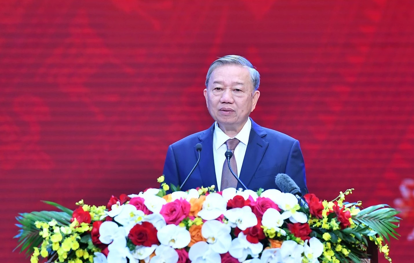Ánh sáng Hồ Chí Minh soi đường cho chúng ta đi