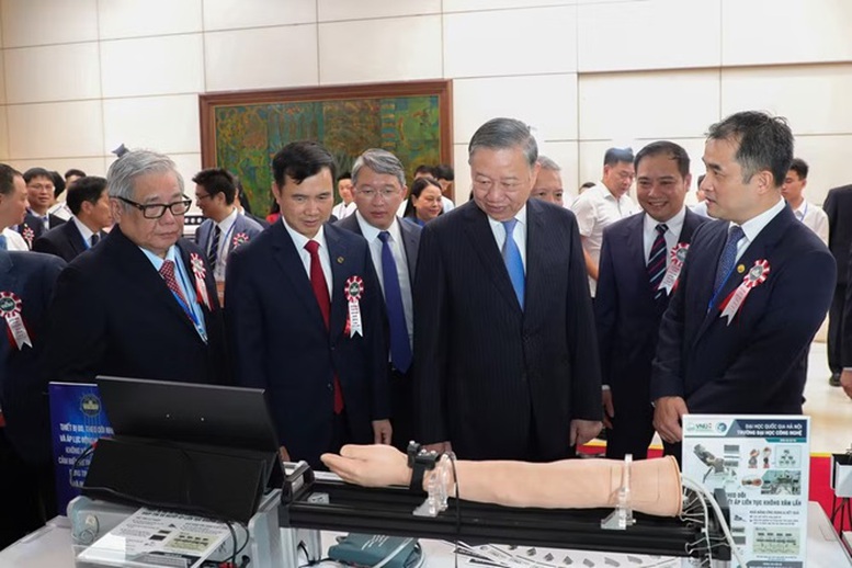 Tổng B&iacute; thư, Chủ tịch nước T&ocirc; L&acirc;m c&ugrave;ng đại biểu tham quan triển l&atilde;m c&aacute;c th&agrave;nh tựu khoa học c&ocirc;ng nghệ của Đại học Quốc gia H&agrave; Nội (Ảnh: VNU)