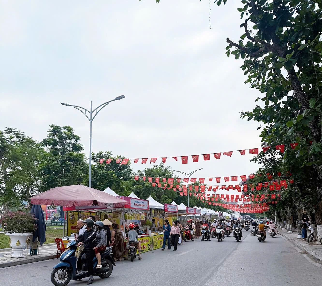C&aacute;c gian h&agrave;ng thương mại tại sự kiện &ldquo;Kiến An &ndash; Ng&agrave;y hội hạnh ph&uacute;c 2026&rdquo; hấp dẫn Nh&acirc;n d&acirc;n v&agrave; du kh&aacute;ch tham quan, trải nghiệm.