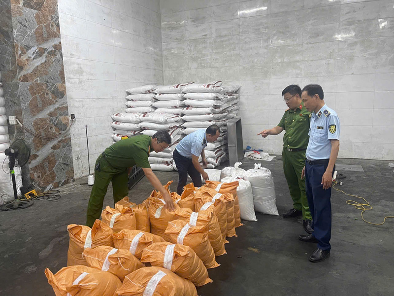 Đội Quản l&yacute; thị trường số 24 phối hợp với lực lượng C&ocirc;ng an kiểm tra cơ sở c&oacute; dấu hiệu giả mạo nguồn gốc xuất xứ tại x&atilde; Ho&agrave;i Đức, H&agrave; Nội. Ảnh: VT