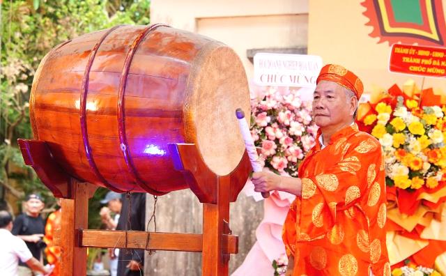Ông Ngô Tất Hiền - Trưởng làng Phong Lệ lên đánh trống khai Hội. Ông Ngô Tất Hiền - Trưởng làng Phong Lệ lên đánh trống khai Hội.