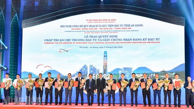 Tỉnh An Giang trao quyết định chấp thuận chủ trương đầu tư cho 19 dự án với tổng vốn gần 67.000 tỷ đồng