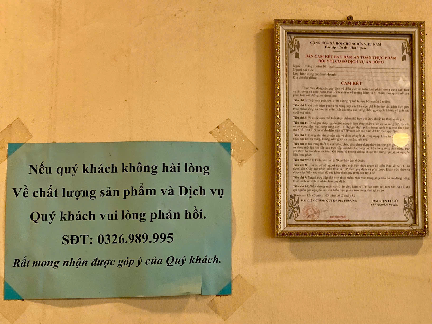 Th&ocirc;ng b&aacute;o tiếp nhận phản hồi của kh&aacute;ch h&agrave;ng v&agrave; bản cam kết đảm bảo an to&agrave;n thực phẩm được d&aacute;n tại cửa h&agrave;ng