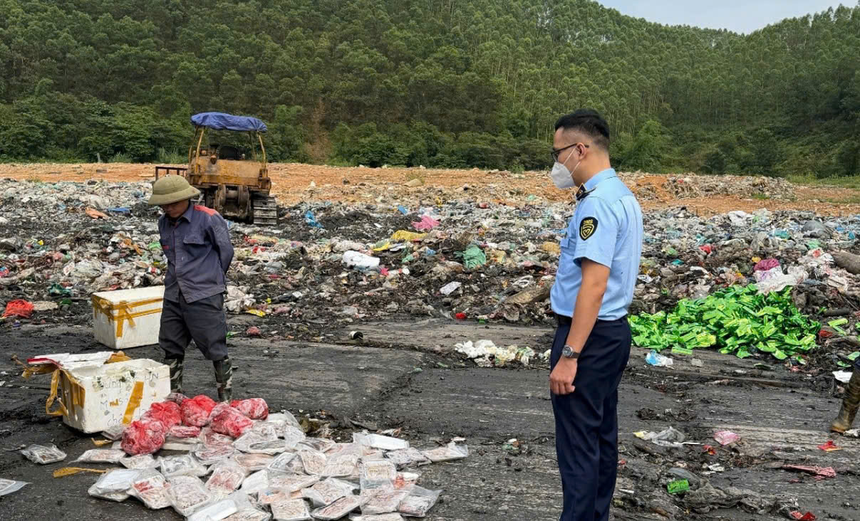 Lực lượng Quản l&yacute; thị trường gi&aacute;m s&aacute;t việc ti&ecirc;u hủy h&agrave;ng h&oacute;a vi phạm theo quy định của ph&aacute;p luật.