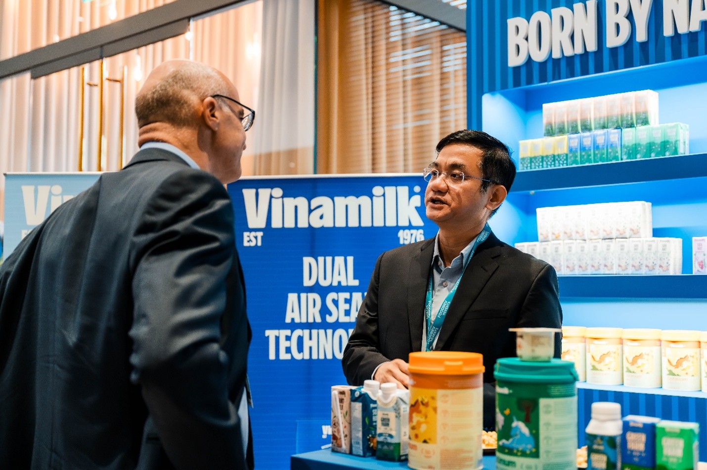 Hình 3: Ông Nguyễn Quang Trí, Giám đốc Điều hành Marketing, cho biết Vinamilk xác định minh bạch là lựa chọn mang tính chiến lược dài hạn, gắn với trách nhiệm bảo vệ sức khỏe cộng đồng. Ảnh: Vi Nam Hình 3: Ông Nguyễn Quang Trí, Giám đốc Điều hành Marketing, cho biết Vinamilk xác định minh bạch là lựa chọn mang tính chiến lược dài hạn, gắn với trách nhiệm bảo vệ sức khỏe cộng đồng. Ảnh: Vi Nam