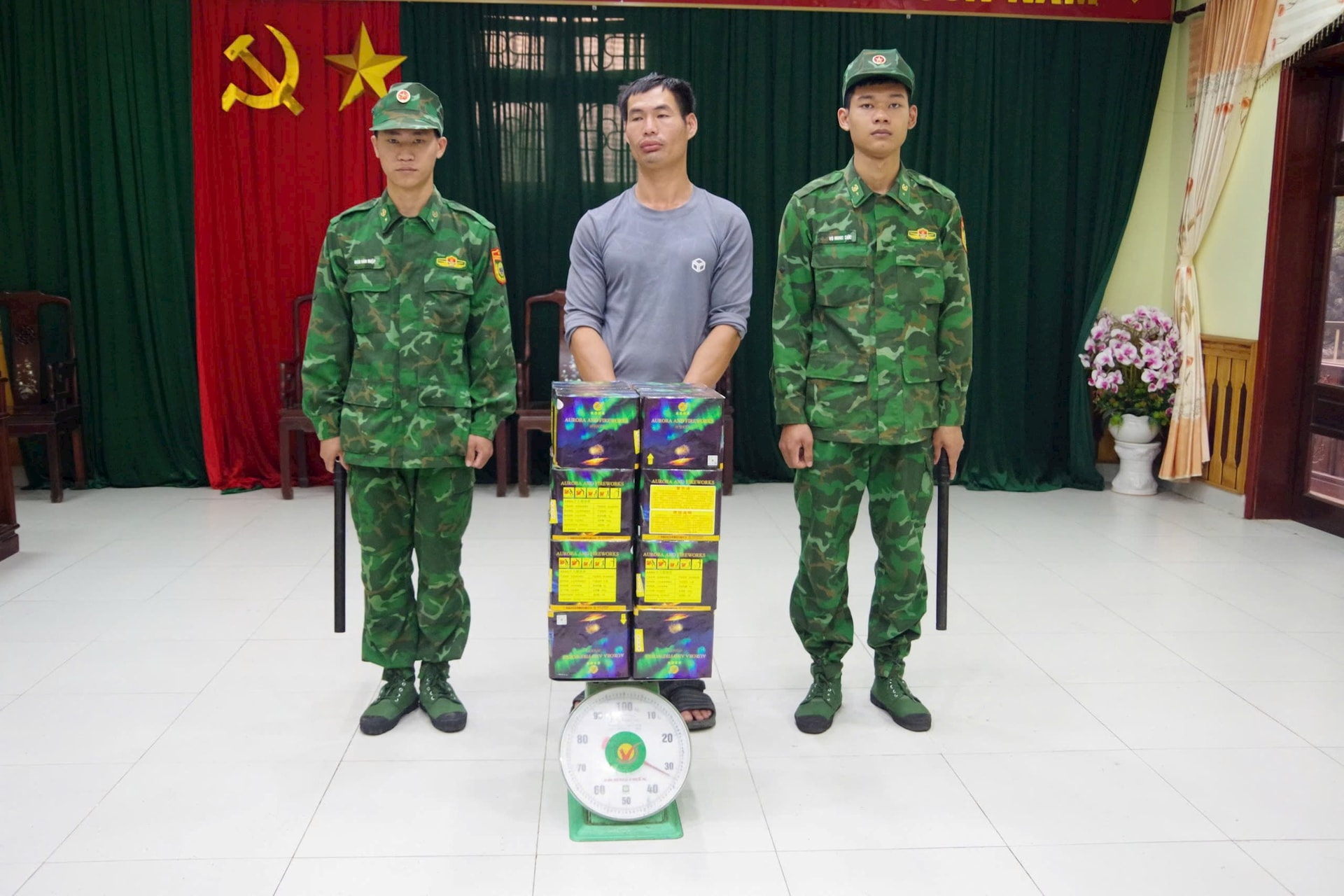 Lạng Sơn: Liên tiếp chặn đứng các vụ vận chuyển pháo nổ và thực phẩm lậu qua biên giới