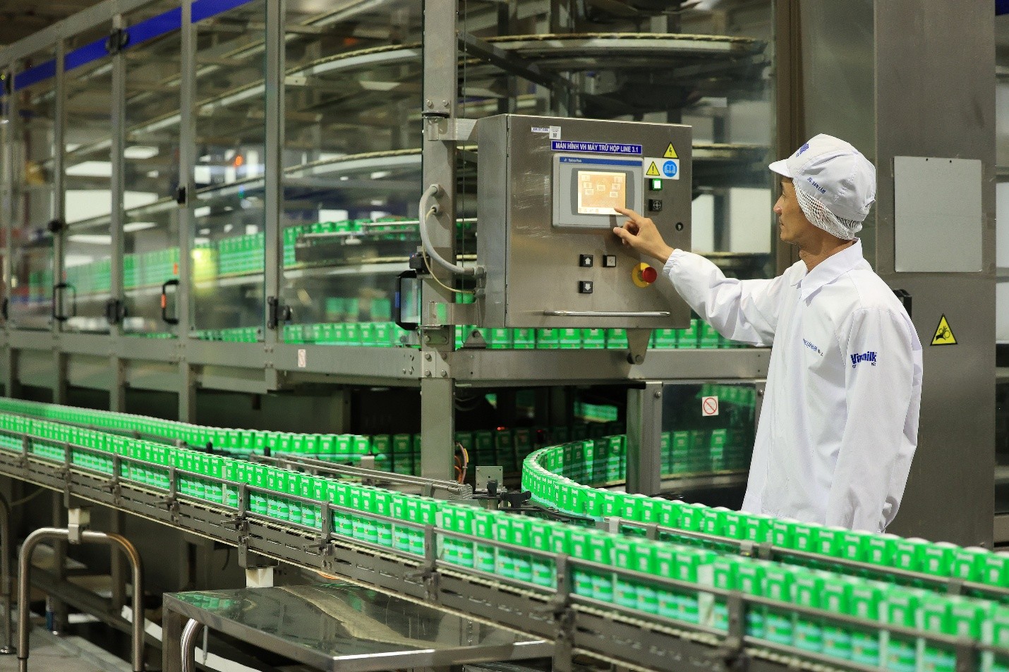 Hình 4: Dây chuyền sản xuất sữa tươi tại nhà máy của Vinamilk. Ảnh: Vi Nam Hình 4: Dây chuyền sản xuất sữa tươi tại nhà máy của Vinamilk. Ảnh: Vi Nam