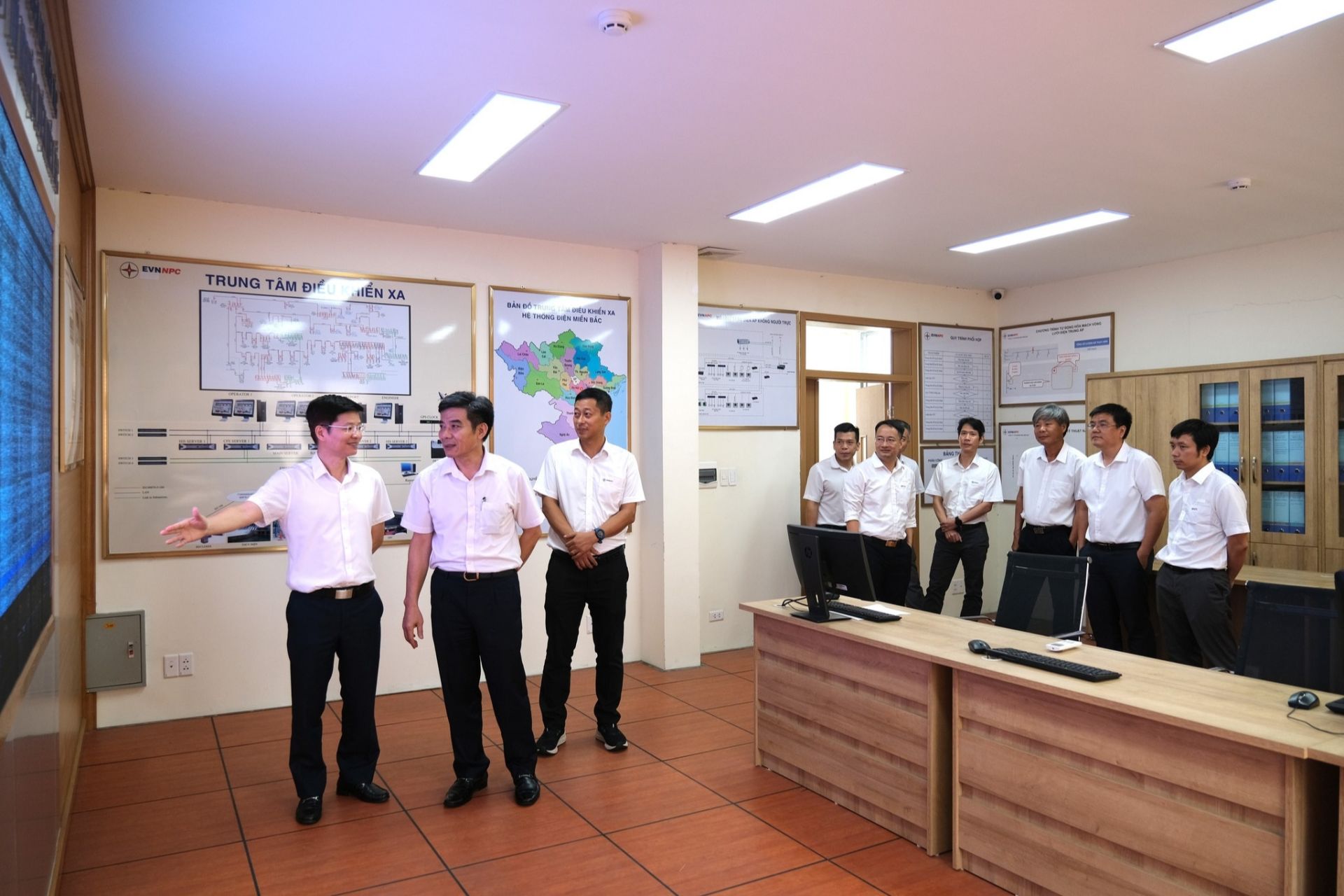 Đồng chí Nguyễn Hữu Tuấn – Phó Bí thư Thường trực Đảng ủy EVN, thăm trung tâm hỗ trợ kỹ thuật của NPCETC (Tháng 8/2025) và ghi nhận những bước tiến đột phá về phát triển khoa học, công nghệ, đổi mới sáng tạo, chuyển đổi số theo tinh thần Nghị quyết 57-NQ/TW Đồng chí Nguyễn Hữu Tuấn – Phó Bí thư Thường trực Đảng ủy EVN, thăm trung tâm hỗ trợ kỹ thuật của NPCETC (Tháng 8/2025) và ghi nhận những bước tiến đột phá về phát triển khoa học, công nghệ, đổi mới sáng tạo, chuyển đổi số theo tinh thần Nghị quyết 57-NQ/TW