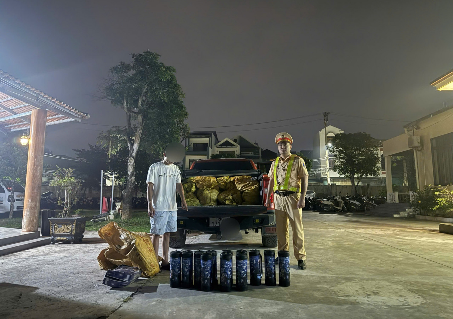 Quảng Ninh: Bắt giữ xe bán tải vận chuyển 160 bình khí cười