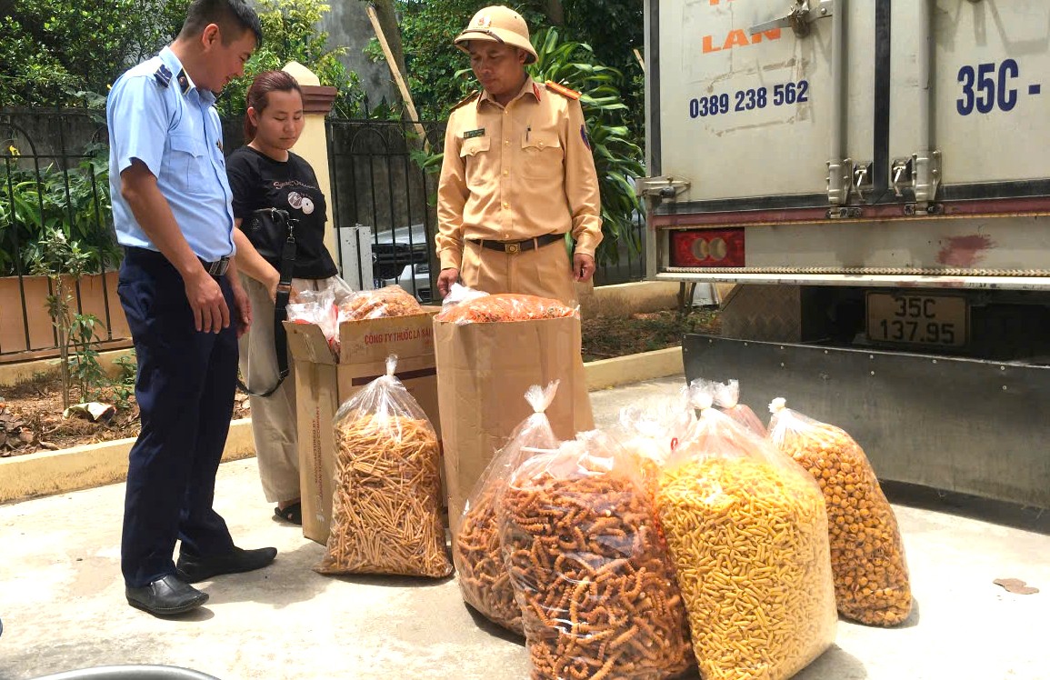 Ninh Bình: Chặn đứng một xe tải chở gần 100kg đồ ăn vặt không rõ nguồn gốc trên Quốc lộ 1A