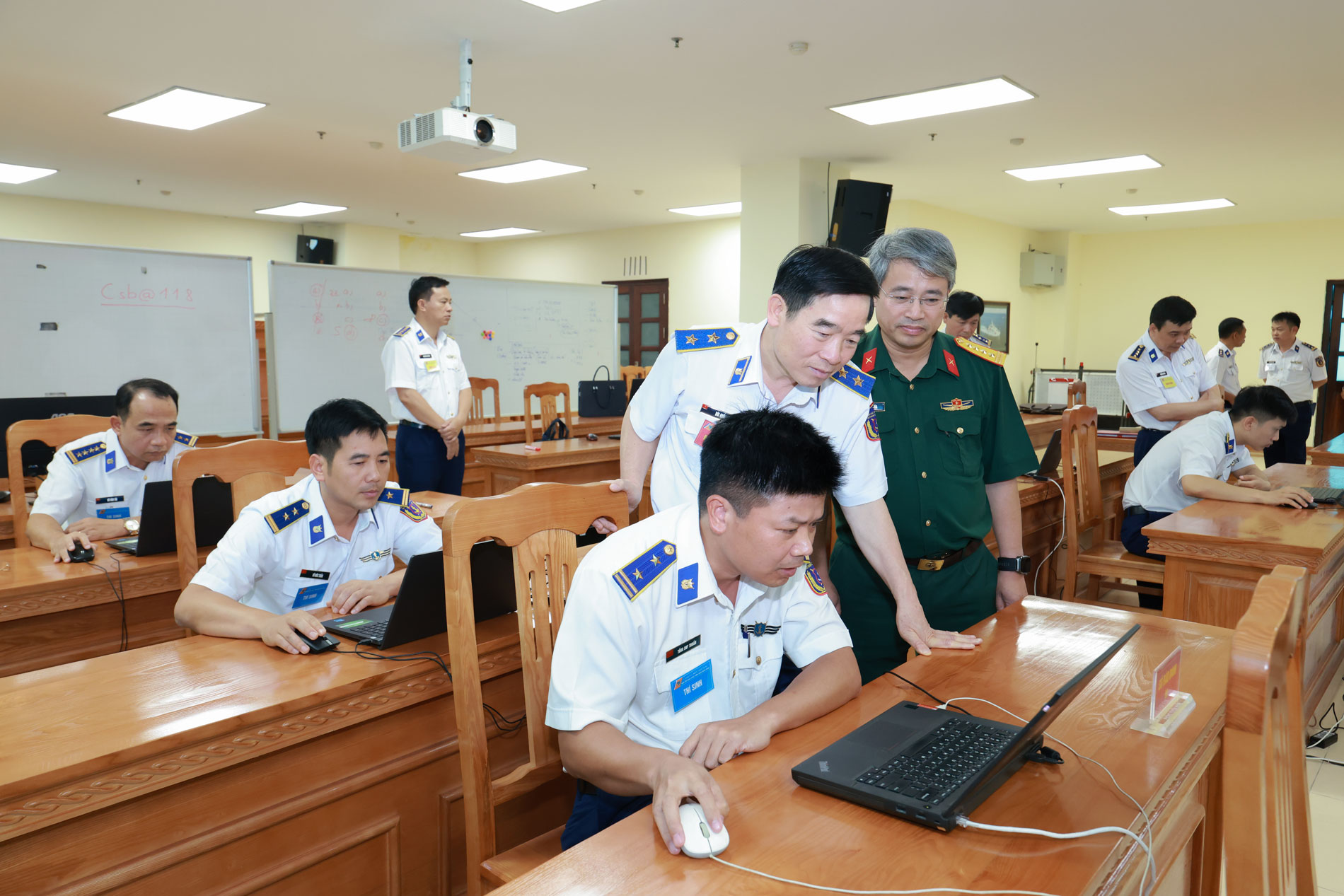 Trung tướng B&ugrave;i Quốc Oai theo d&otilde;i th&iacute; sinh thi trắc nghiệm tr&ecirc;n m&aacute;y t&iacute;nh.