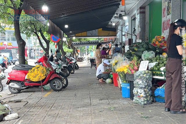 Một g&oacute;c vỉa h&egrave; đường Lạc Long Qu&acirc;n, phường Li&ecirc;n Chiểu.