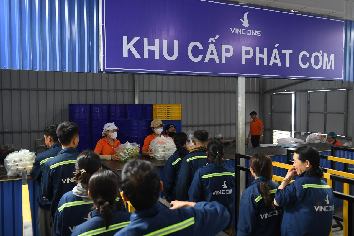 Người lao động nhận suất ăn trưa đảm bảo dinh dưỡng v&agrave; an to&agrave;n thực phẩm