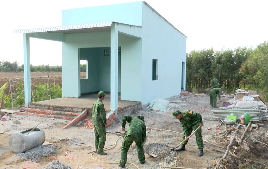Cán bộ, chiến sĩ Đồn Biên phòng Thuận Bình giúp xây dựng Nhà tình thương cho gia đình Chị Nguyễn Thị Quế trong thực hiện mô hình “Mỗi tuần một địa chỉ” Cán bộ, chiến sĩ Đồn Biên phòng Thuận Bình giúp xây dựng Nhà tình thương cho gia đình Chị Nguyễn Thị Quế trong thực hiện mô hình “Mỗi tuần một địa chỉ”