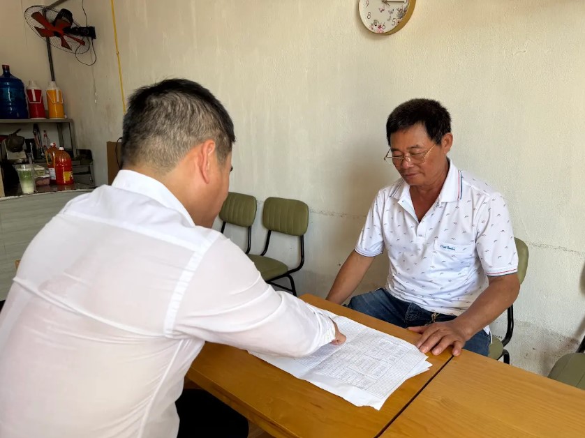 &Ocirc;ng Quỳnh (phải) đang t&igrave;m hiểu về c&aacute;c vị tr&iacute; việc l&agrave;m trong c&ocirc;ng trường để giới thiệu cho con ch&aacute;u.