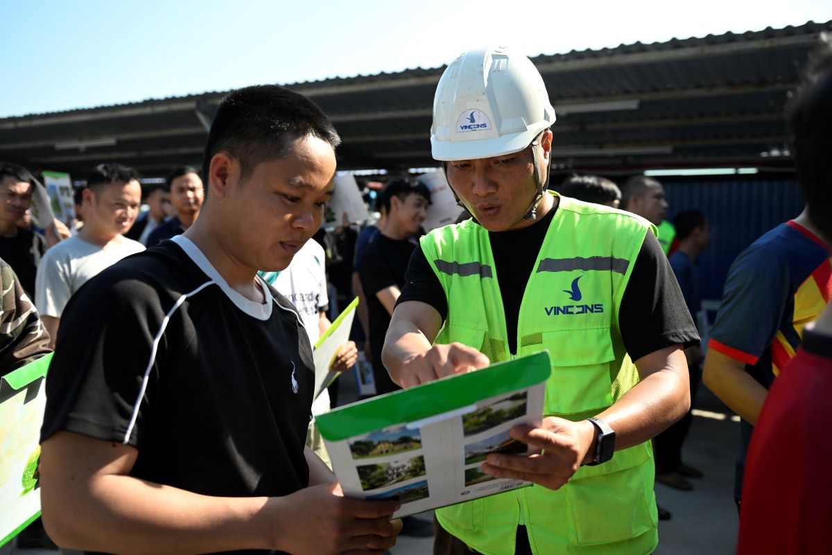 Người lao động đến ứng tuyển được hướng dẫn v&agrave; tư vấn c&aacute;c vị tr&iacute; c&ocirc;ng việc ph&ugrave; hợp