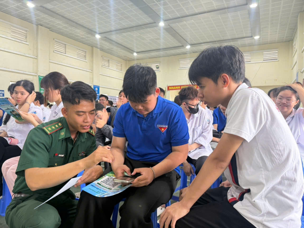 Đồn Biên phòng Cô Tô triển khai “Hòm thư điện tử tố giác tội phạm ẩn danh” cho học sinh THPT