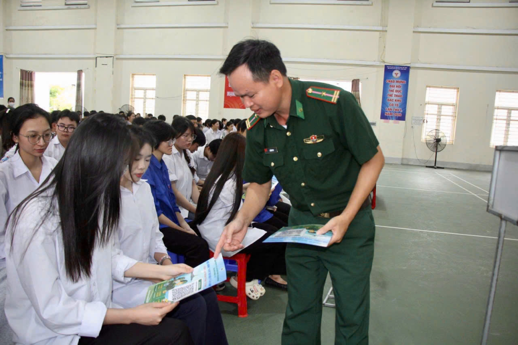 Cán bộ Đồn Biên phòng Cô Tô trực tiếp giới thiệu, hướng dẫn học sinh cách truy cập và sử dụng “Hòm thư điện tử tố giác tội phạm ẩn danh” Cán bộ Đồn Biên phòng Cô Tô trực tiếp giới thiệu, hướng dẫn học sinh cách truy cập và sử dụng “Hòm thư điện tử tố giác tội phạm ẩn danh”