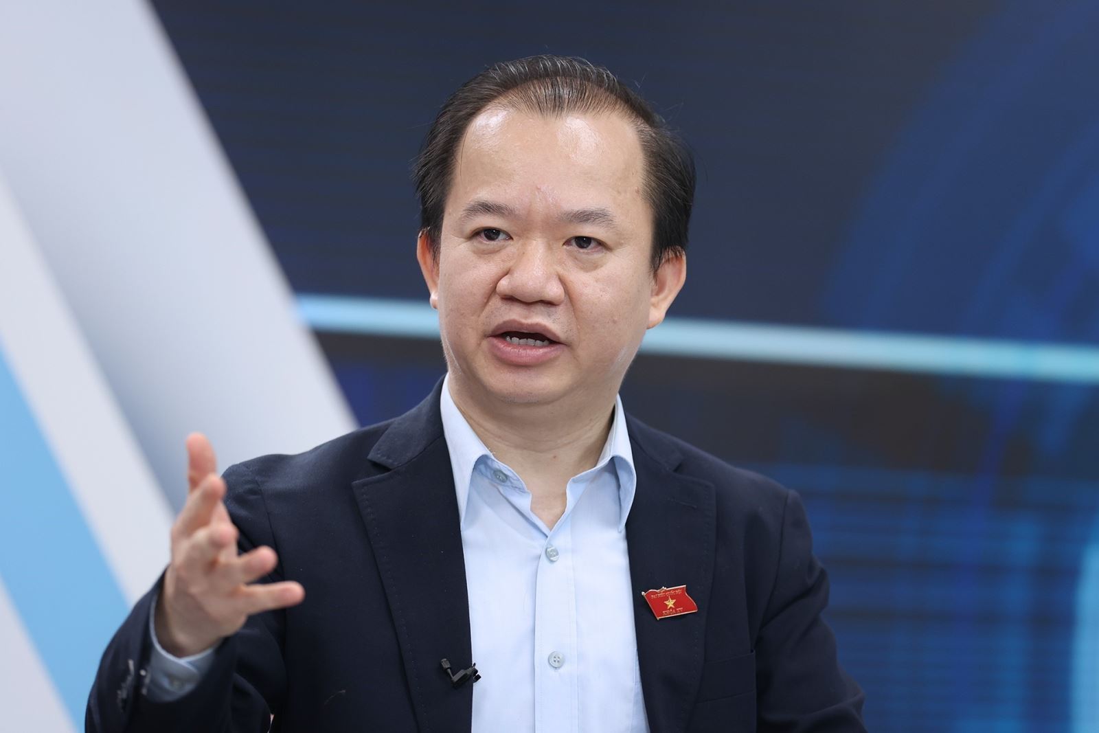 PGS.TS B&ugrave;i Ho&agrave;i Sơn, Ủy vi&ecirc;n l&agrave; Đại biểu Quốc hội hoạt động chuy&ecirc;n tr&aacute;ch tại Ủy ban Văn h&oacute;a v&agrave; X&atilde; hội của Quốc hội, Đại biểu Quốc hội kh&oacute;a XVI trả lời phỏng vấn ph&oacute;ng vi&ecirc;n b&aacute;o Tin tức v&agrave; D&acirc;n tộc về cảm nhận b&agrave;i viết của Tổng B&iacute; thư, Chủ tịch nước T&ocirc; L&acirc;m với tựa đề &ldquo;&Aacute;nh s&aacute;ng Hồ Ch&iacute; Minh soi đường cho ch&uacute;ng ta đi&rdquo;.