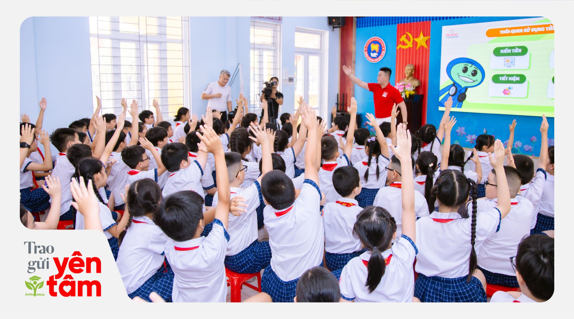 Các em học sinh hào hứng tham gia hoạt động tương tác Các em học sinh hào hứng tham gia hoạt động tương tác