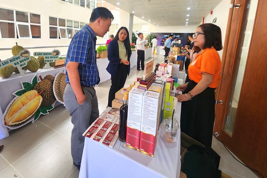 Kh&aacute;ch tham quan gian h&agrave;ng trưng b&agrave;y c&aacute;c sản phẩm đặc trưng đ&atilde; được cấp nh&atilde;n hiệu chứng nhận của tỉnh L&acirc;m Đồng