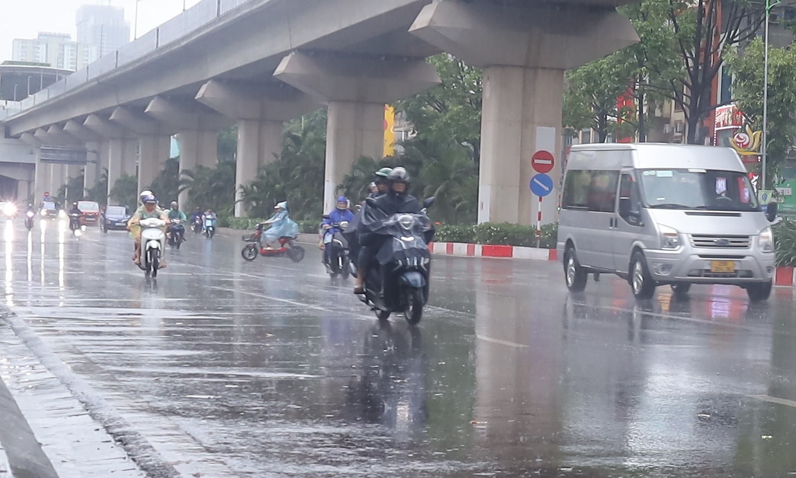 Thời tiết ngày 18/5: Miền Bắc tiếp tục mưa dông diện rộng, Hà Nội có nơi mưa rất to